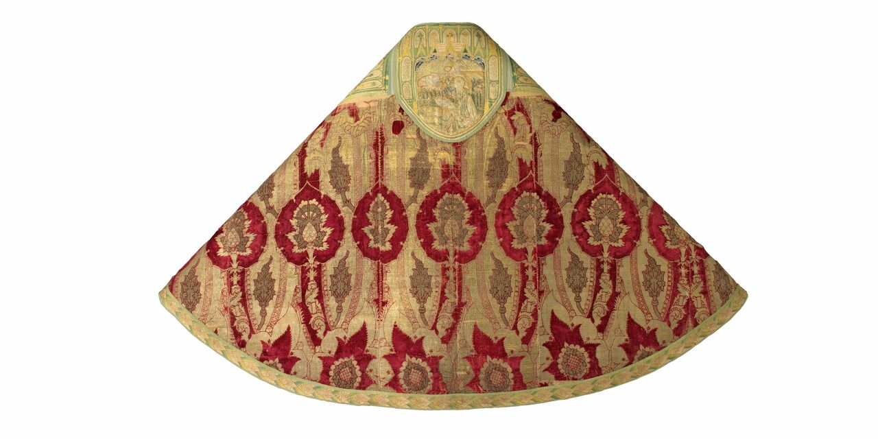 Chape ou pluvial, Italie, XV^e siècle (pour le velours) France, Angleterre ou Flandre, XV^e siècle (pour les broderies). © © musée des Tissus – Pierre Verrier