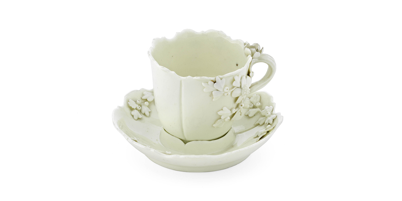 Manufacture de Saint-Cloud, Tasse trembleuse et sa soucoupe, Saint-Cloud, première moitié du XVIII^e siècle. © © musée des Tissus – Pierre Verrier