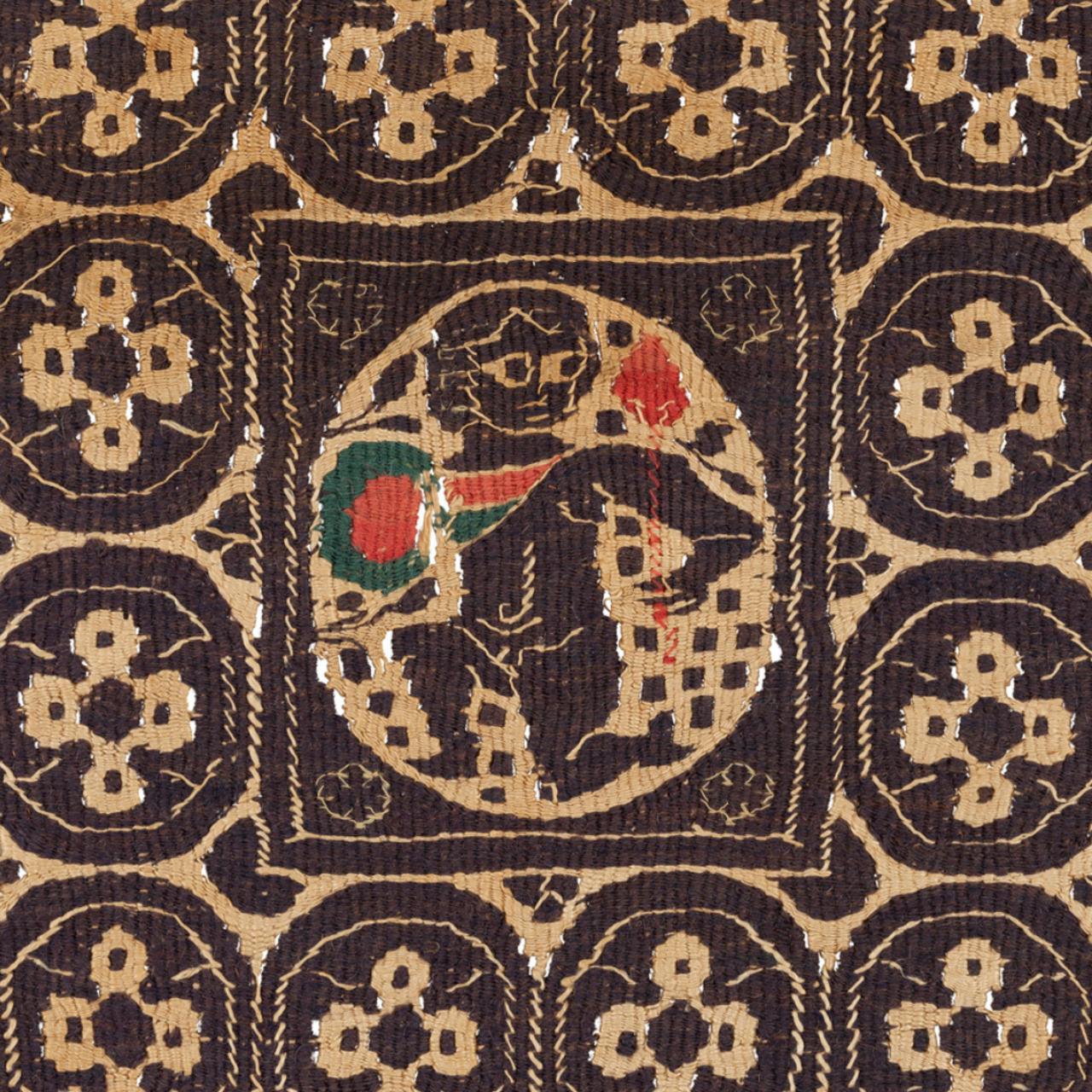Etoffe représentant un guerrier agenouillé,Akhmîm (Égypte), 7ème siècle  © © Lyon, musée des Tissus - Sylvain Pretto