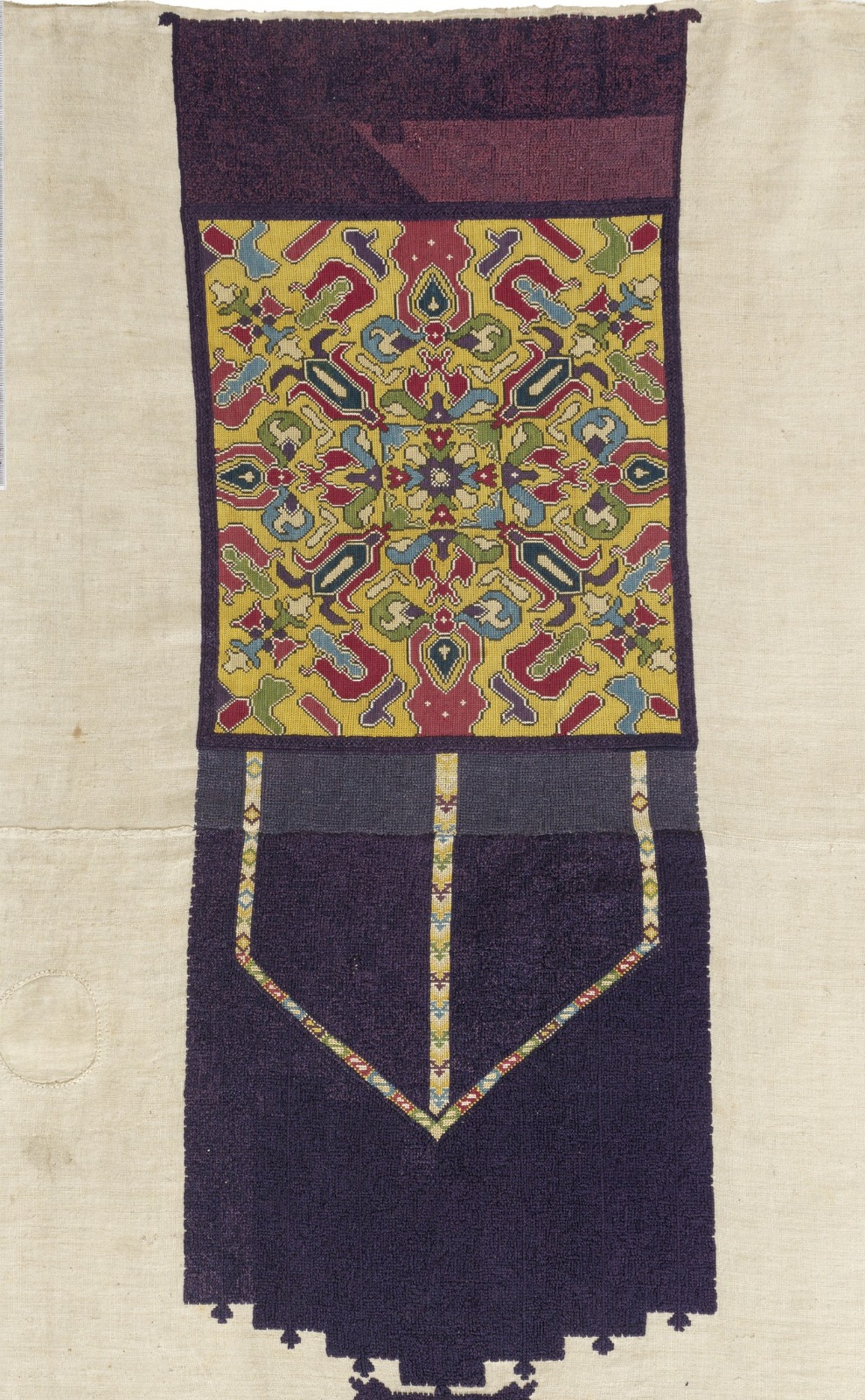 Détail - Tenture brodée de soies polychromes, Chaouen, entre 18e siècle et 19e siècle.  © © Lyon, musée des Tissus - Sylvain Pretto 
