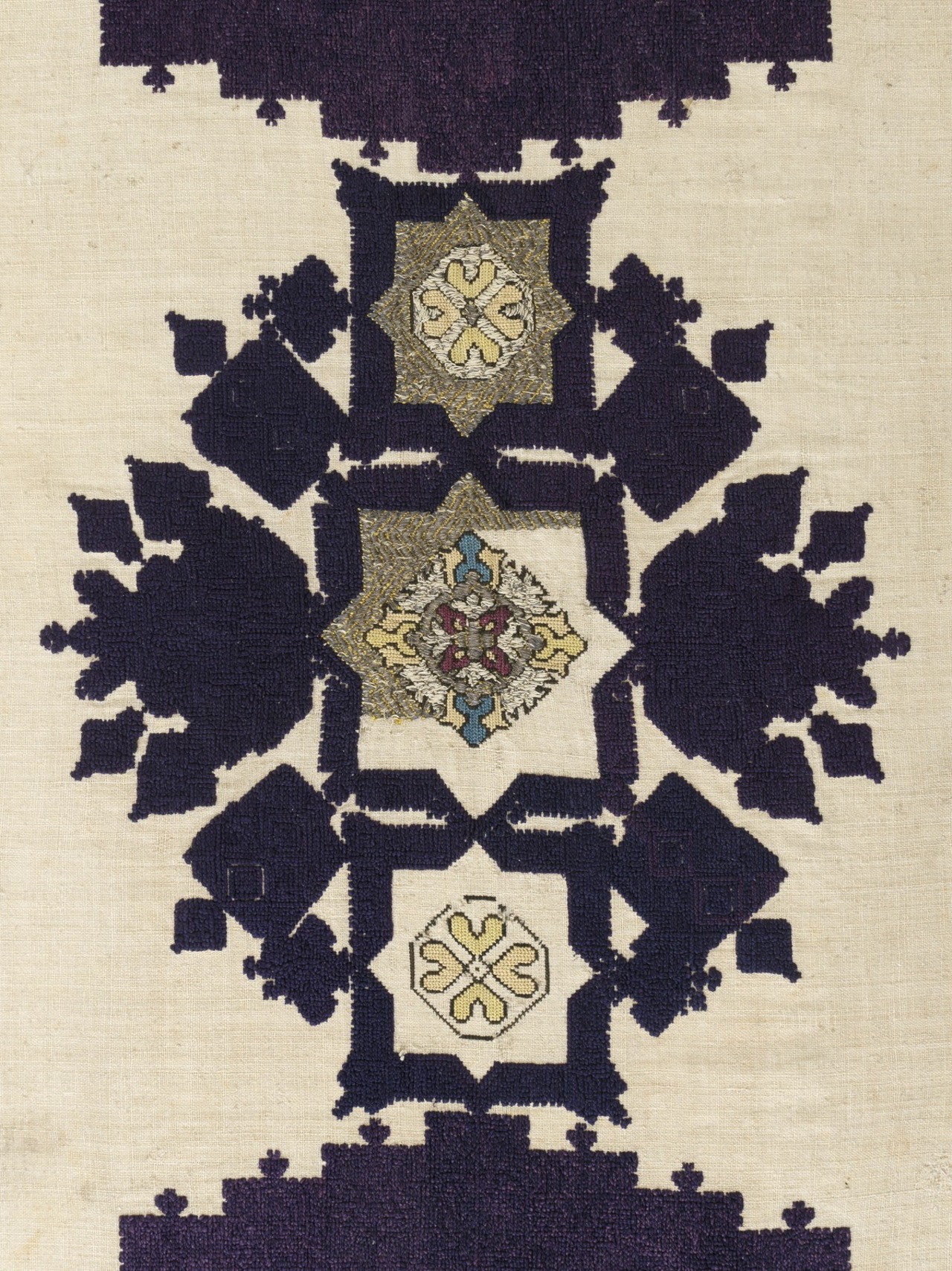 Détail - Tenture brodée de soies polychromes, Chaouen, entre 18e siècle et 19e siècle.  © © Lyon, musée des Tissus - Sylvain Pretto 