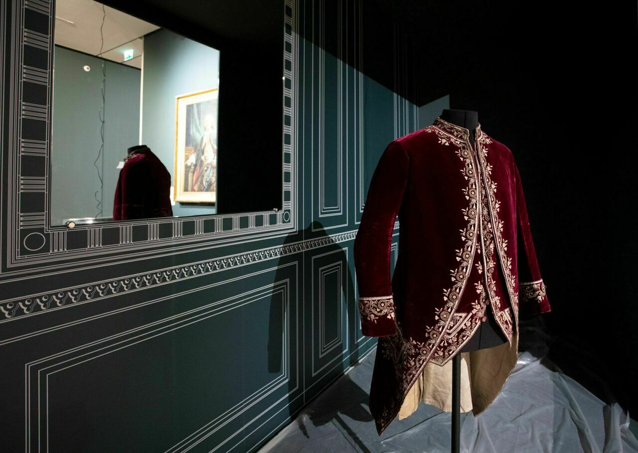 Installation en cours du gilet et veste en velours brodé uni © @MBA -Ph-Bornier