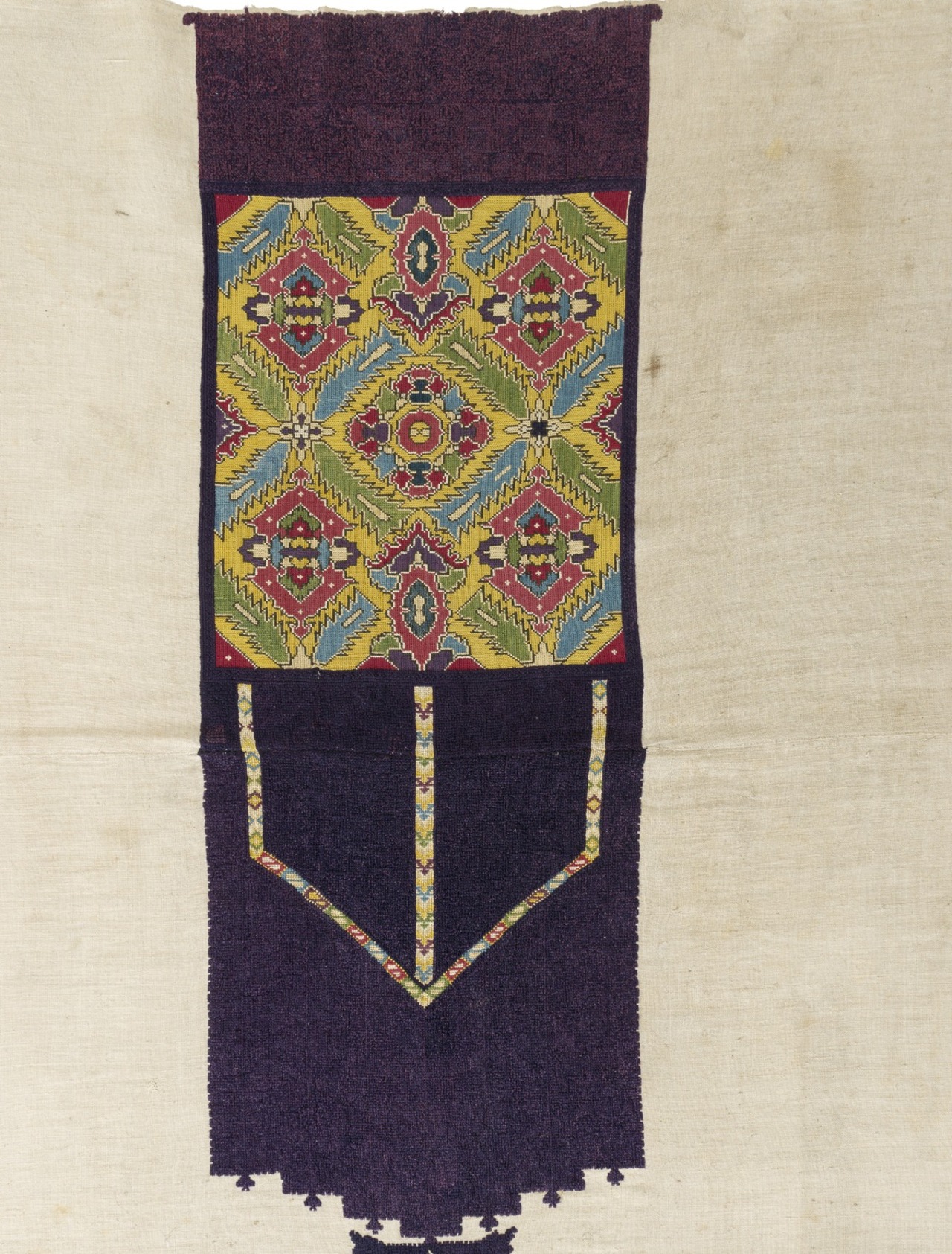 Détail - Tenture brodée de soies polychromes, Chaouen, entre 18e siècle et 19e siècle.  © © Lyon, musée des Tissus - Sylvain Pretto 
