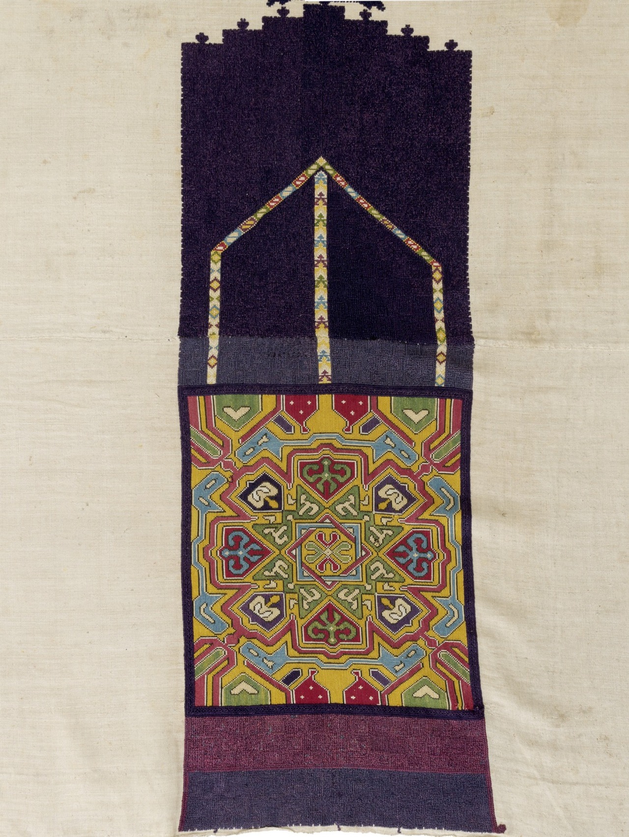 Détail - Tenture brodée de soies polychromes, Chaouen, entre 18e siècle et 19e siècle.  © © Lyon, musée des Tissus - Sylvain Pretto 