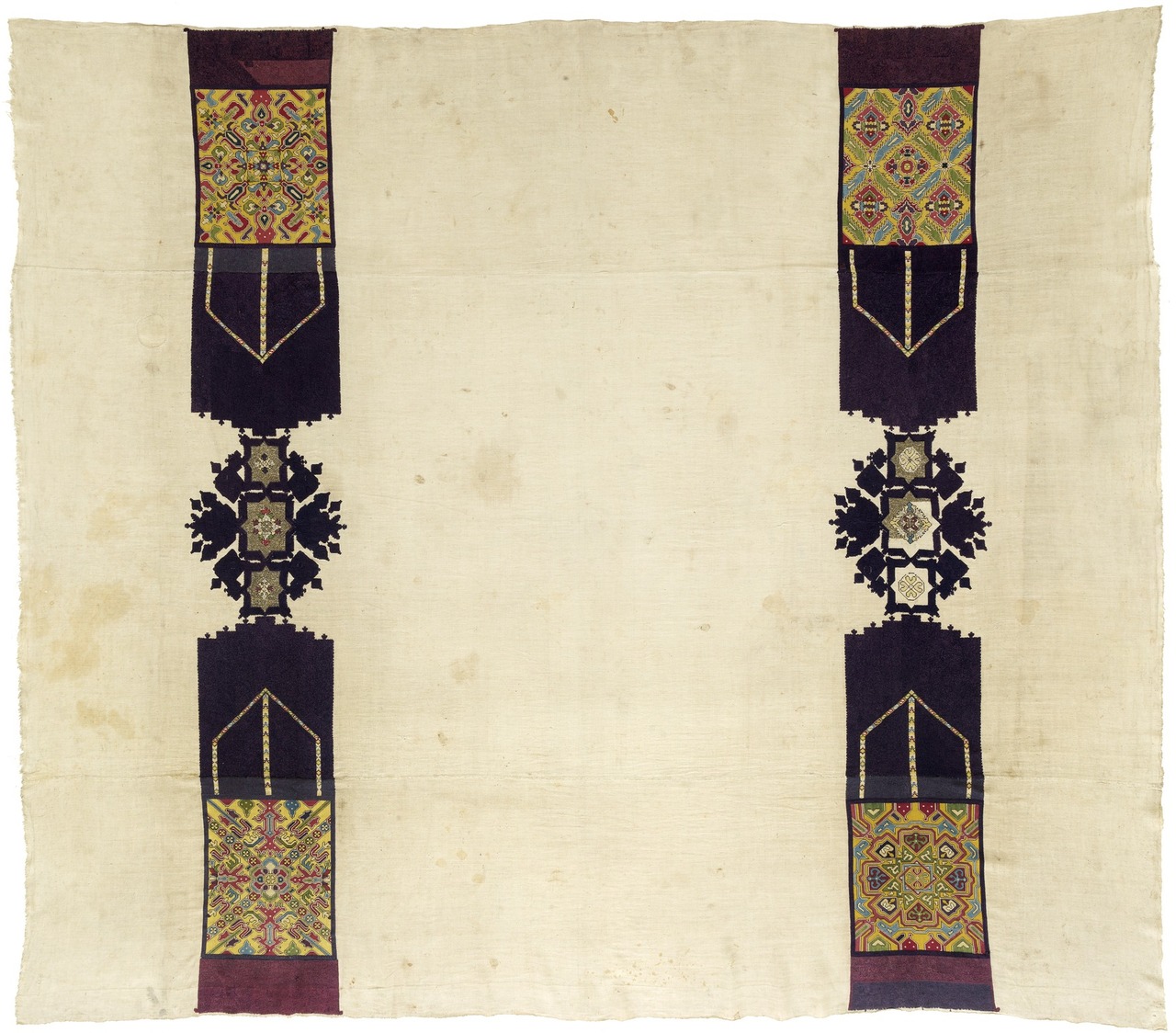 Tenture brodée de soies polychromes, Chaouen, entre 18e siècle et 19e siècle.  © © Lyon, musée des Tissus - Sylvain Pretto 
