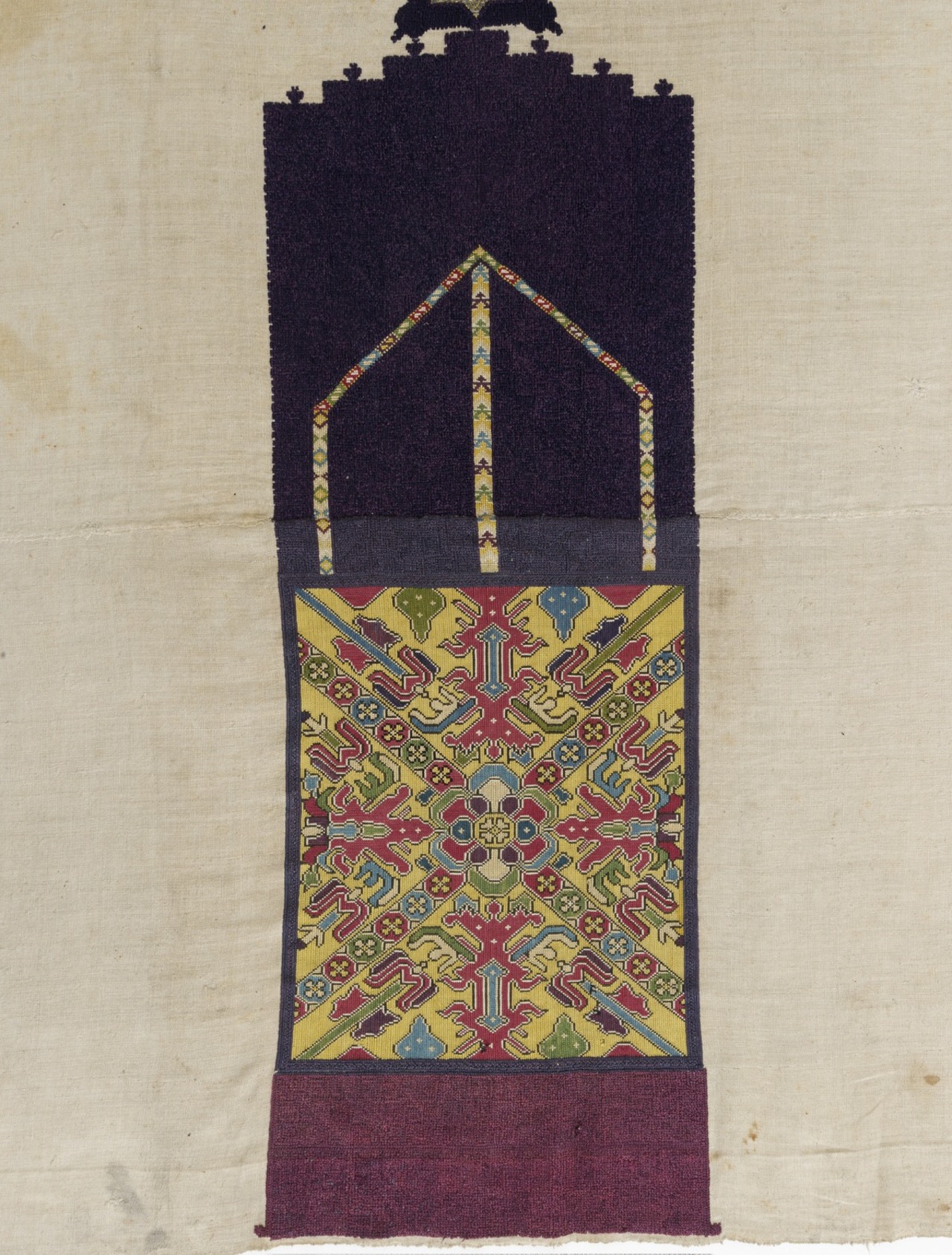 Détail - Tenture brodée de soies polychromes, Chaouen, entre 18e siècle et 19e siècle.  © © Lyon, musée des Tissus - Sylvain Pretto 