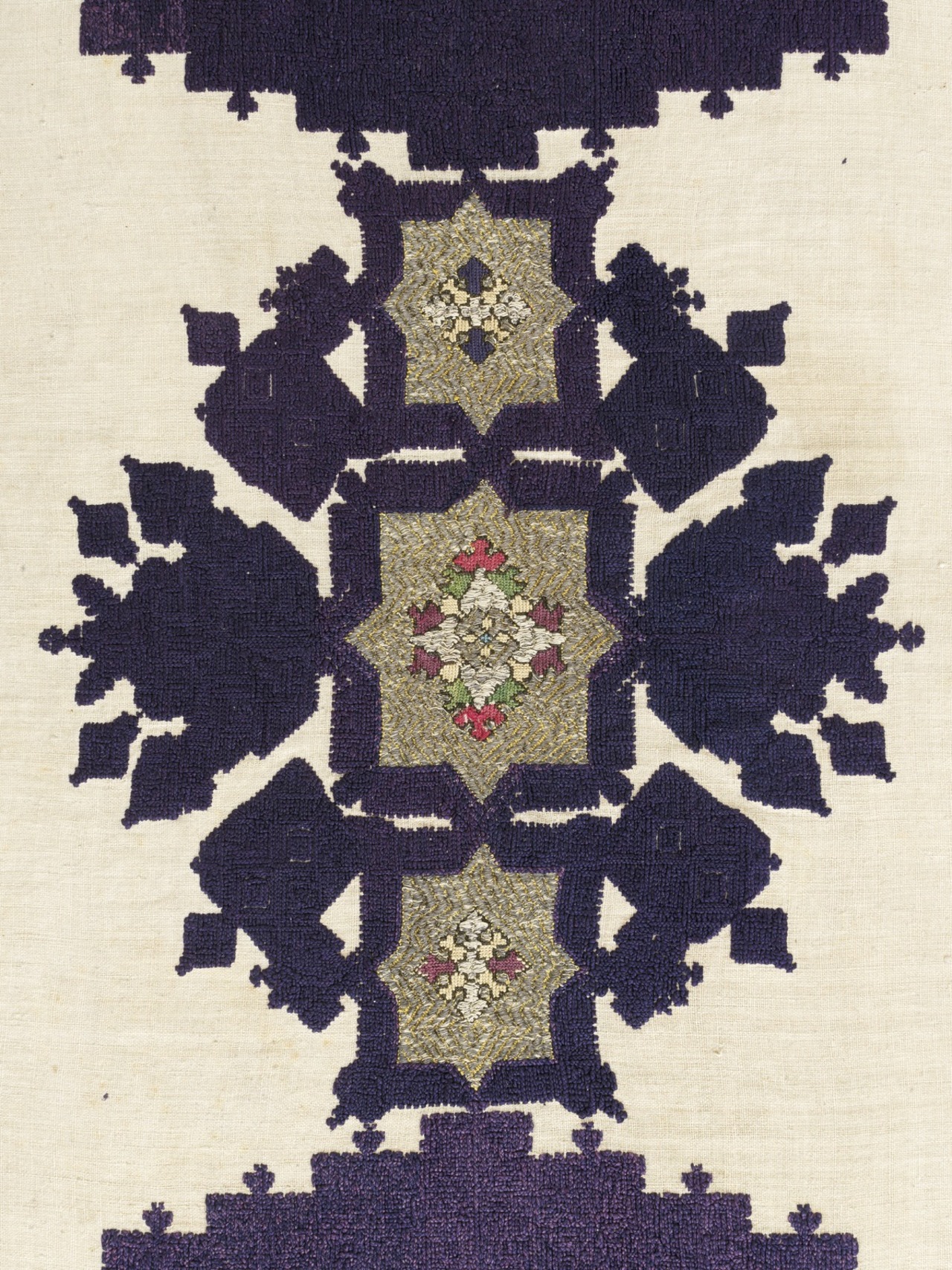 Détail - Tenture brodée de soies polychromes, Chaouen, entre 18e siècle et 19e siècle.  © © Lyon, musée des Tissus - Sylvain Pretto 