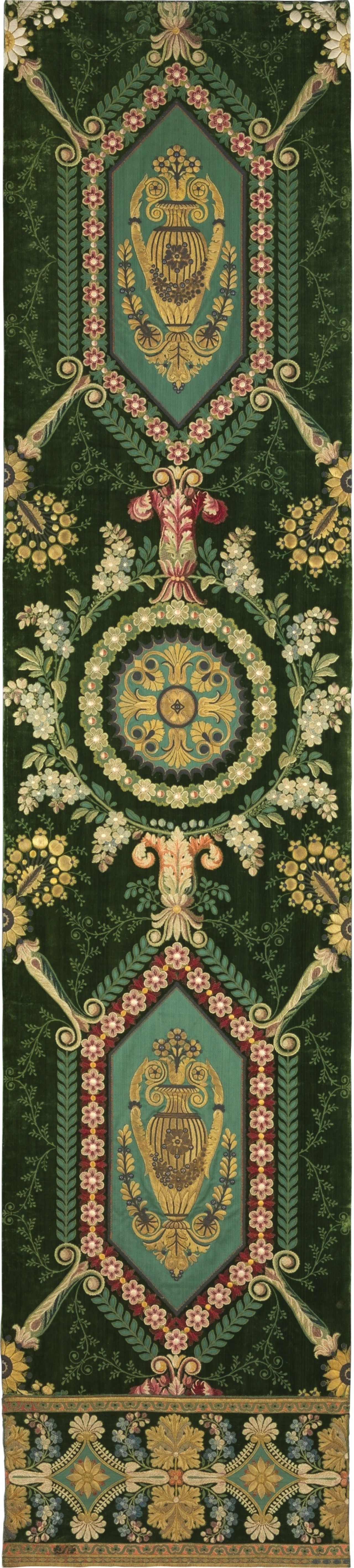 Maison Bissardon, Cousin et Bony, Essai de broderie pour la tenture et la bordure du cabinet de repos de l'Impératrice au Palais de Versailles, Lyon, commandé en 1811, livré en 1812. MT 26959.1. Acquis de la Maison Lamy et Gautier, 1900. © © Lyon, musée des Tissus et des Arts décoratifs — Pierre Verrier