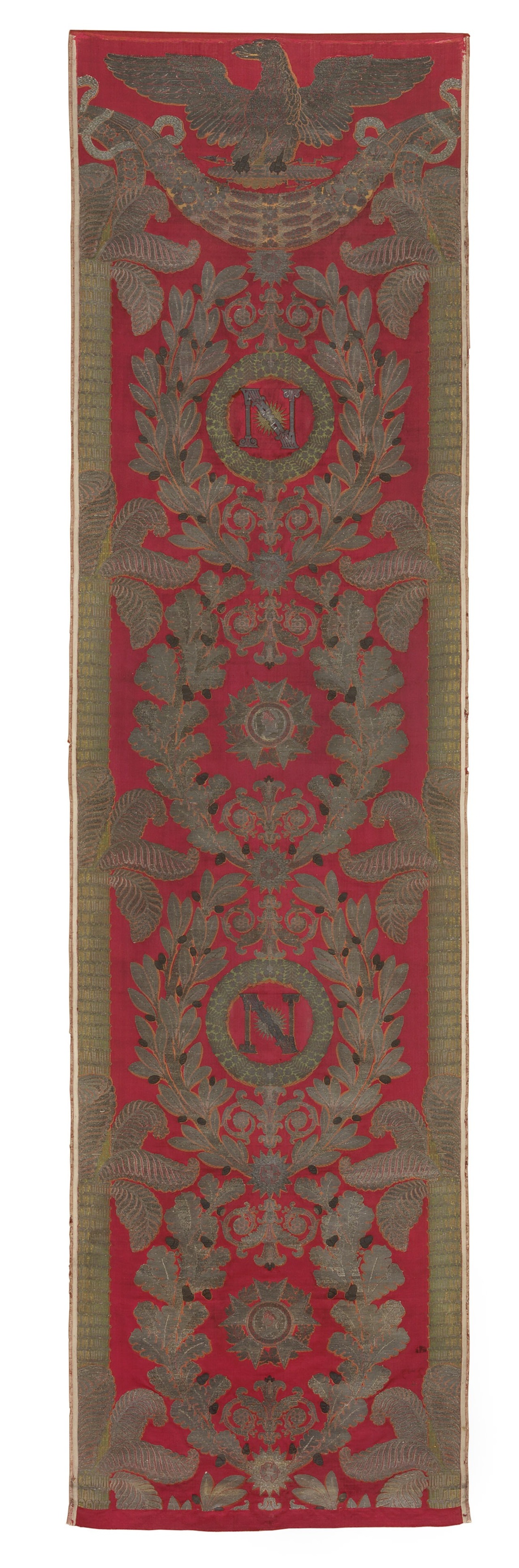 Manufacture Camille Pernon, Brocart en trois ors, fond satin cramoisi fin pour la Salle du Trône au Palais de Versailles, Lyon, entre 1806 et 1808. MT 24817. Acquis de la Maison Tassinari et Chatel, 1889. © © Lyon, musée des Tissus et des Arts décoratifs — Sylvain Pretto