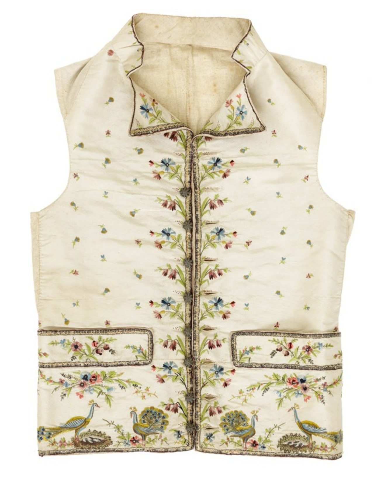 Gilet d'homme en taffetas de soie blanc brodé, France, 2e moitié du XVIIIe siècle. MT 49574. Don de Mme Berthoud, 1936. © © Lyon, musée des Tissus et des Arts décoratifs — Sylvain Pretto