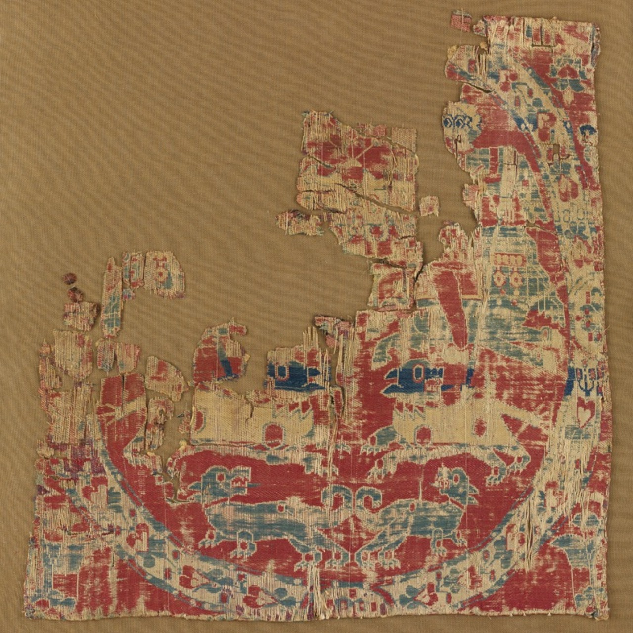 Fragment à décor de cavaliers affrontés et animaux adossés dans un cercle, Iran, entre 7e et 8e siècle. MT 25957. Acquis de M. Baron, 1896. © © Lyon, musée des Tissus et des arts décoratifs — Pierre Verrier