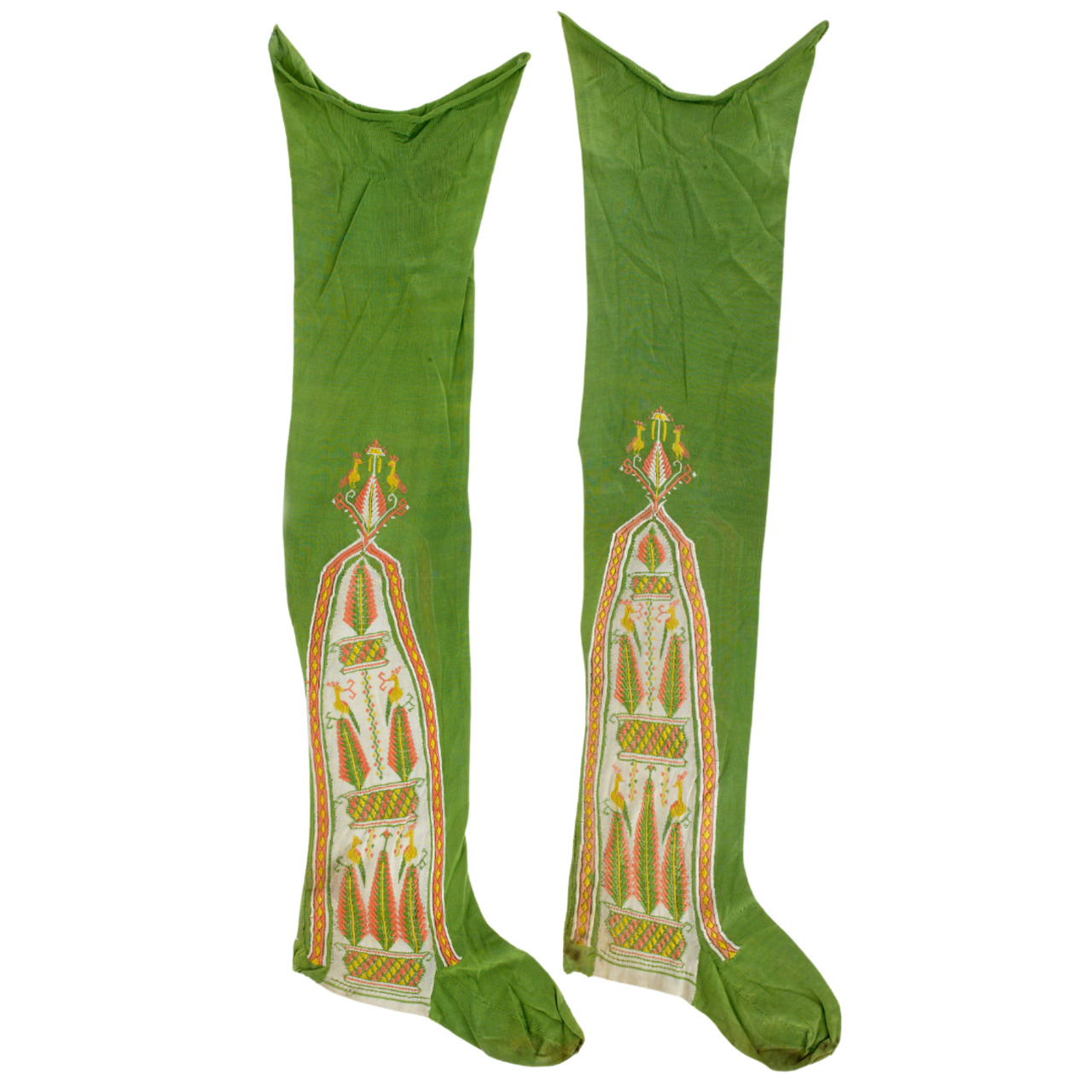 Paire de bas verts brodés Fin XVIIIe siècle MT 29587.1 et .2. Acquis de Ruiz, 1911 © © Lyon, musée des Tissus et des Arts décoratifs — D.R.