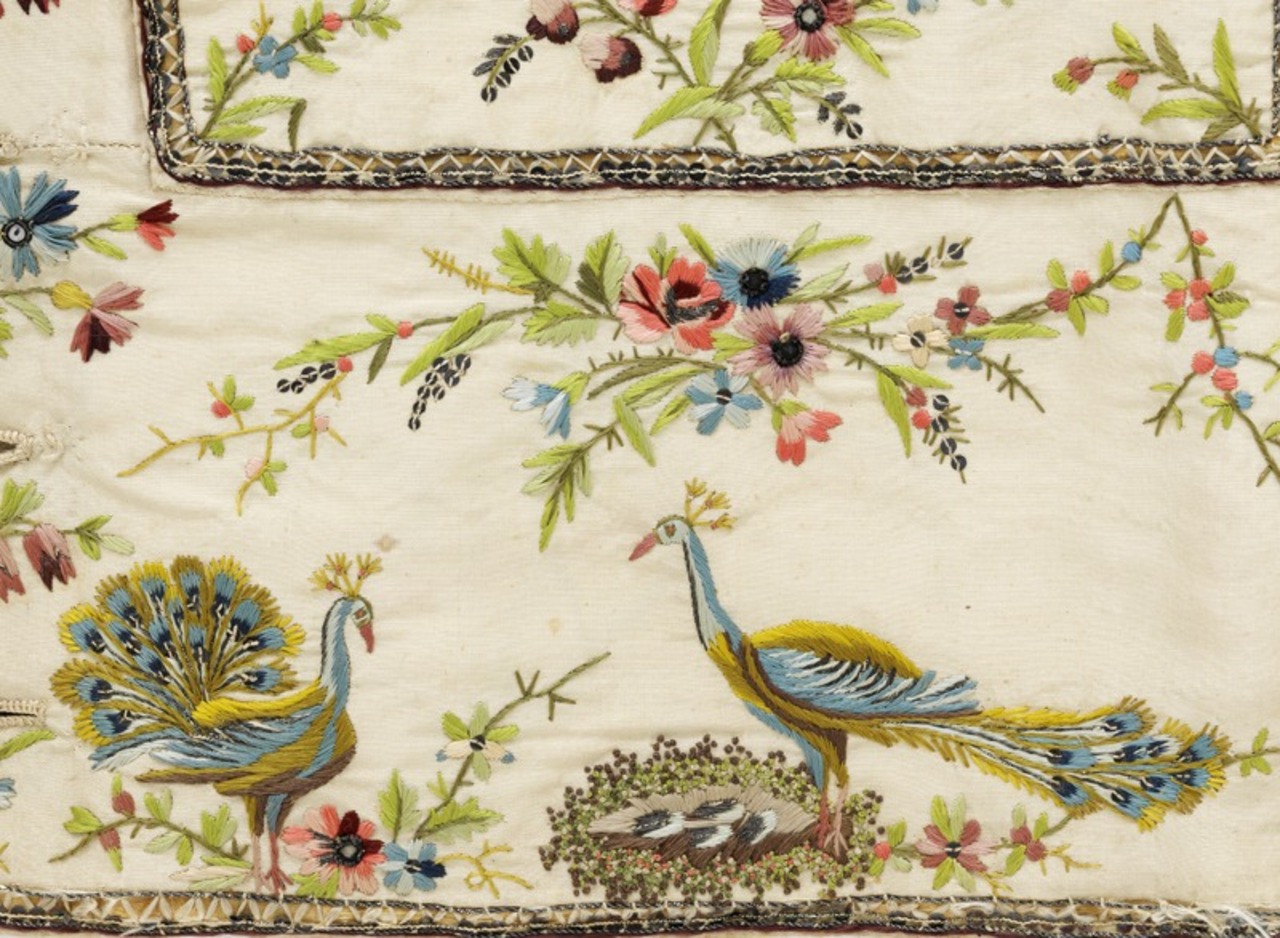 Détail - Gilet d'homme en taffetas de soie blanc brodé, France, 2e moitié du XVIIIe siècle. MT 49574. Don de Mme Berthoud, 1936. © © Lyon, musée des Tissus et des Arts décoratifs — Sylvain Pretto