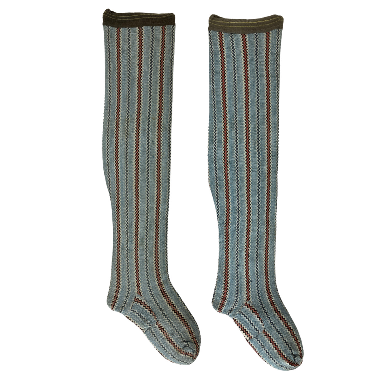 Paire de bas en soie à décor de rayures chevronnées rouges et bleues France, entre le 4e quart du XVIIIe siècle et le 1er quart du XIXe siècle MT 26572. Acquis de Martel, 1900. © © Lyon, musée des Tissus et des Arts décoratifs — D.R.