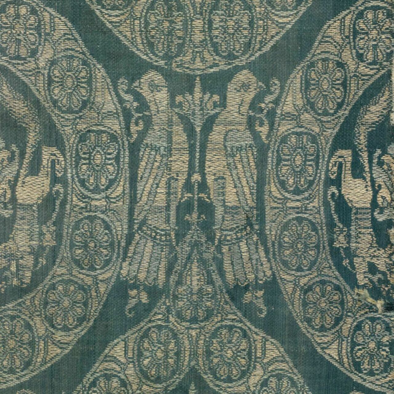 Fragment de lampas lancé à fond louisine à décor d'oiseaux, de renards et d'arbres de vie, Égypte, entre 12e et 13e siècle. MT 28476. Don de Joseph Gillet, 1907. © © Lyon, musée des Tissus et des arts décoratifs — Sylvain Pretto