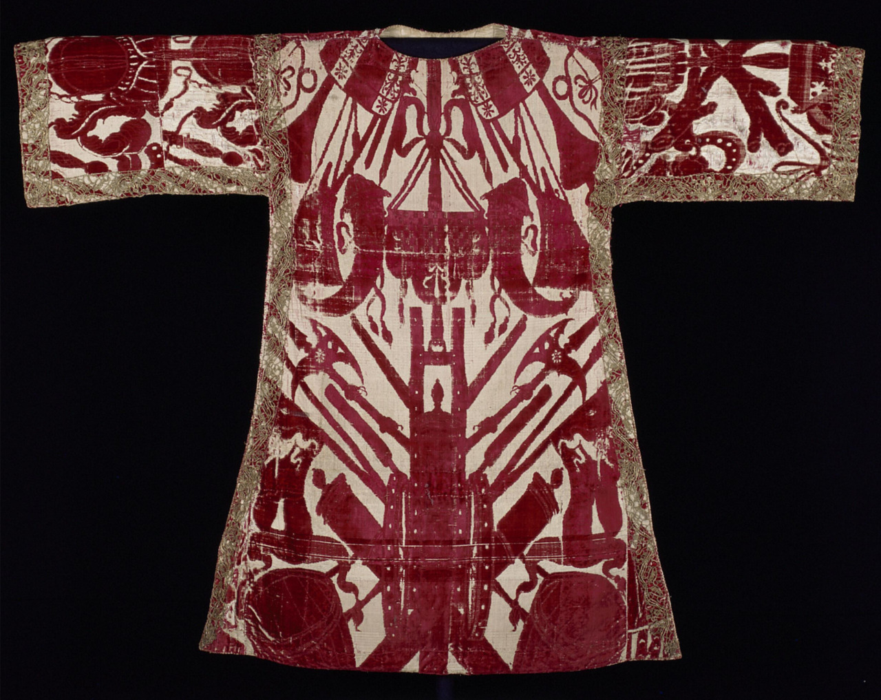Tabard en brocart velours ciselé à fond jaune et or et décor rouge, Italie, 4e quart du XVIe siècle. MT 29201.1. Achat auprès de Vail, 1909. © © Lyon, musée des Tissus et des Arts décoratifs — Pierre Verrier