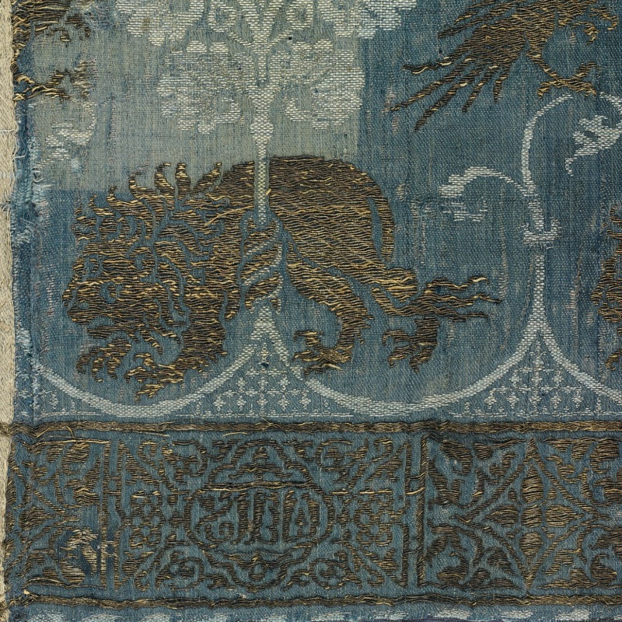 Étoffe brochée à fil dorée à décor d'oiseaux et de lions, Lucques, 2e moitié du XIVe siècle. MT 22754. Achat auprès de Franz Bock, 1875. © © Lyon, musée des Tissus et des Arts décoratifs — Sylvain Pretto