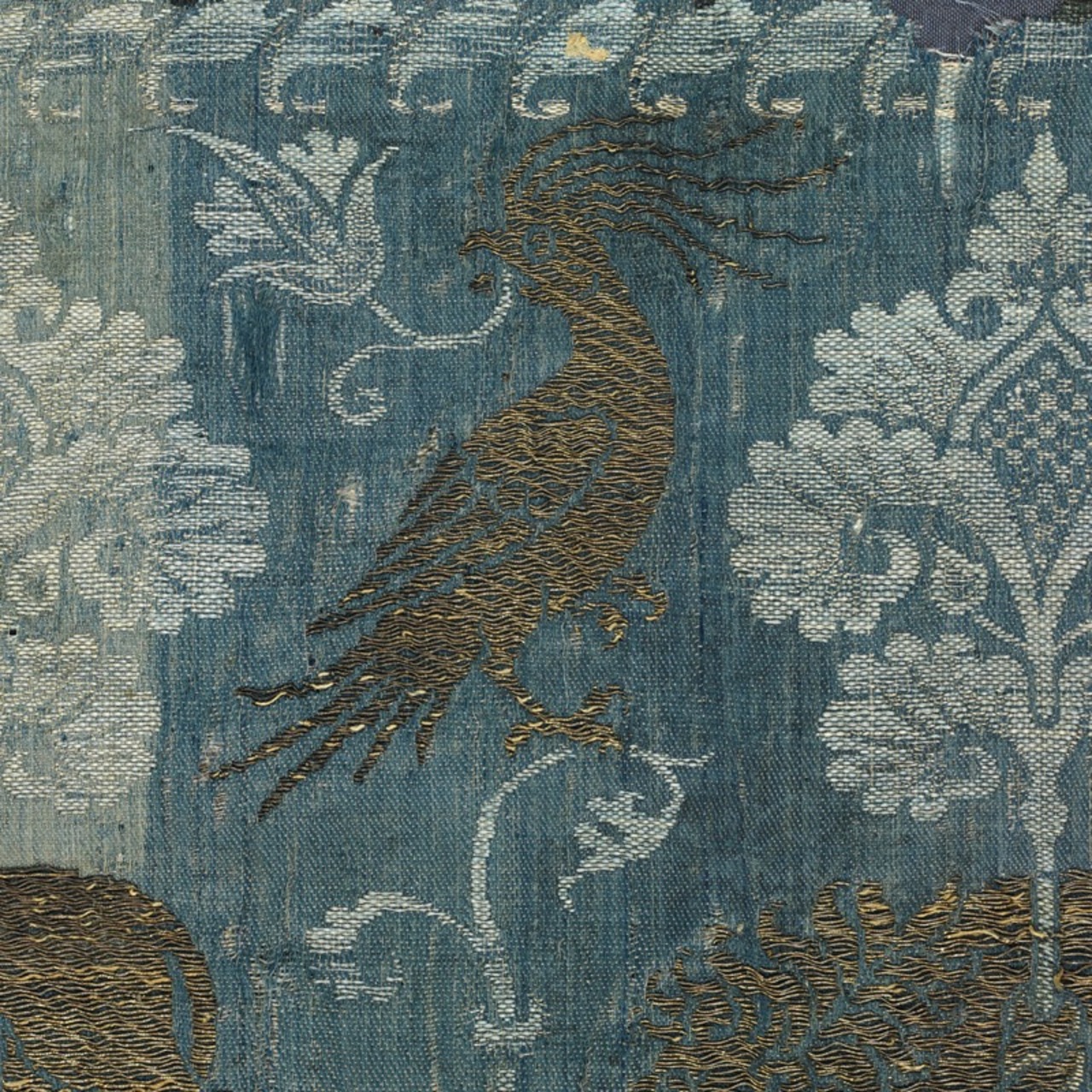 Étoffe brochée à fil dorée à décor d'oiseaux et de lions, Lucques, 2e moitié du XIVe siècle. MT 22754. Achat auprès de Franz Bock, 1875. © © Lyon, musée des Tissus et des Arts décoratifs — Sylvain Pretto
