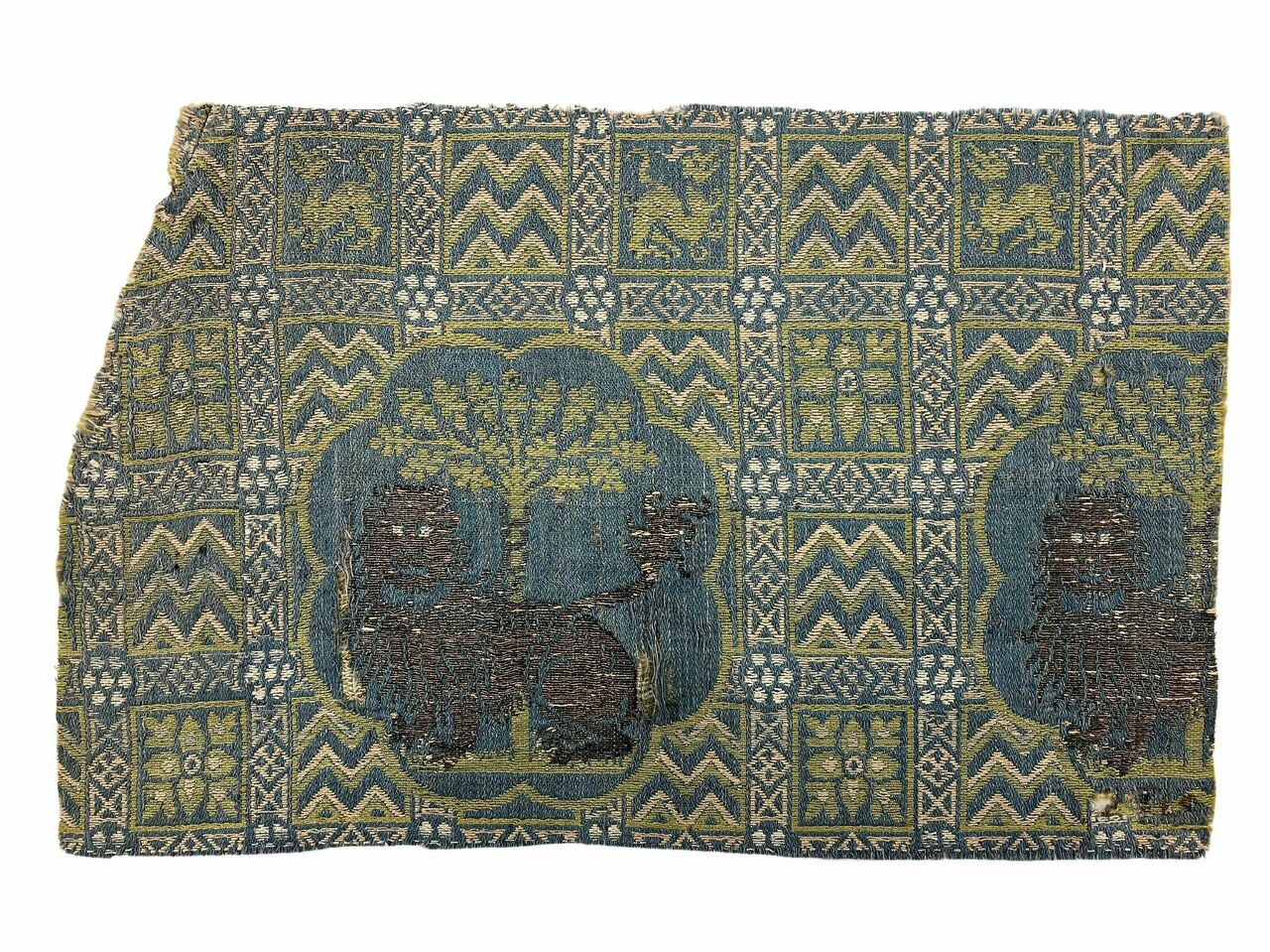 Étoffe à fil dorée à décor de galons verticaux et horizontaux ornés de formes géométriques, Palerme, XIVe siècle. MT 22756.1. Achat auprès de Franz Bock, 1875. © © Lyon, musée des Tissus et des Arts décoratifs — D.R.