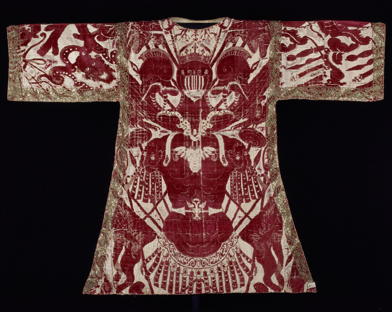 Tabard en brocart velours ciselé à fond jaune et or et décor rouge, Italie, 4e quart du XVIe siècle. MT 29201.1. Achat auprès de Vail, 1909. © © Lyon, musée des Tissus et des Arts décoratifs — Pierre Verrier
