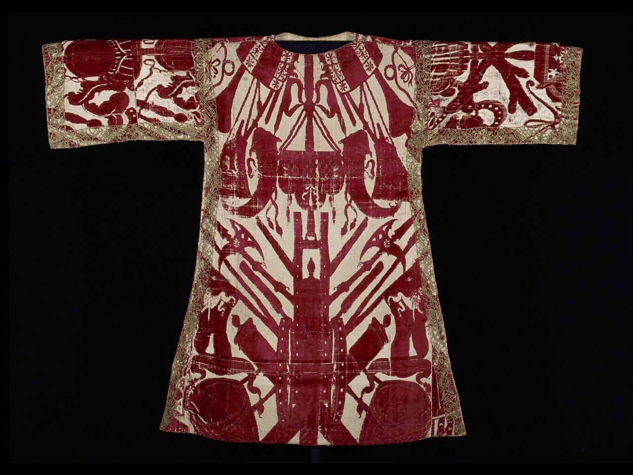 Tabard en brocart velours ciselé à fond jaune et or et décor rouge, Italie, 4e quart du XVIe siècle. MT 29201.1. Achat auprès de Vail, 1909. © © Lyon, musée des Tissus et des Arts décoratifs — Pierre Verrier