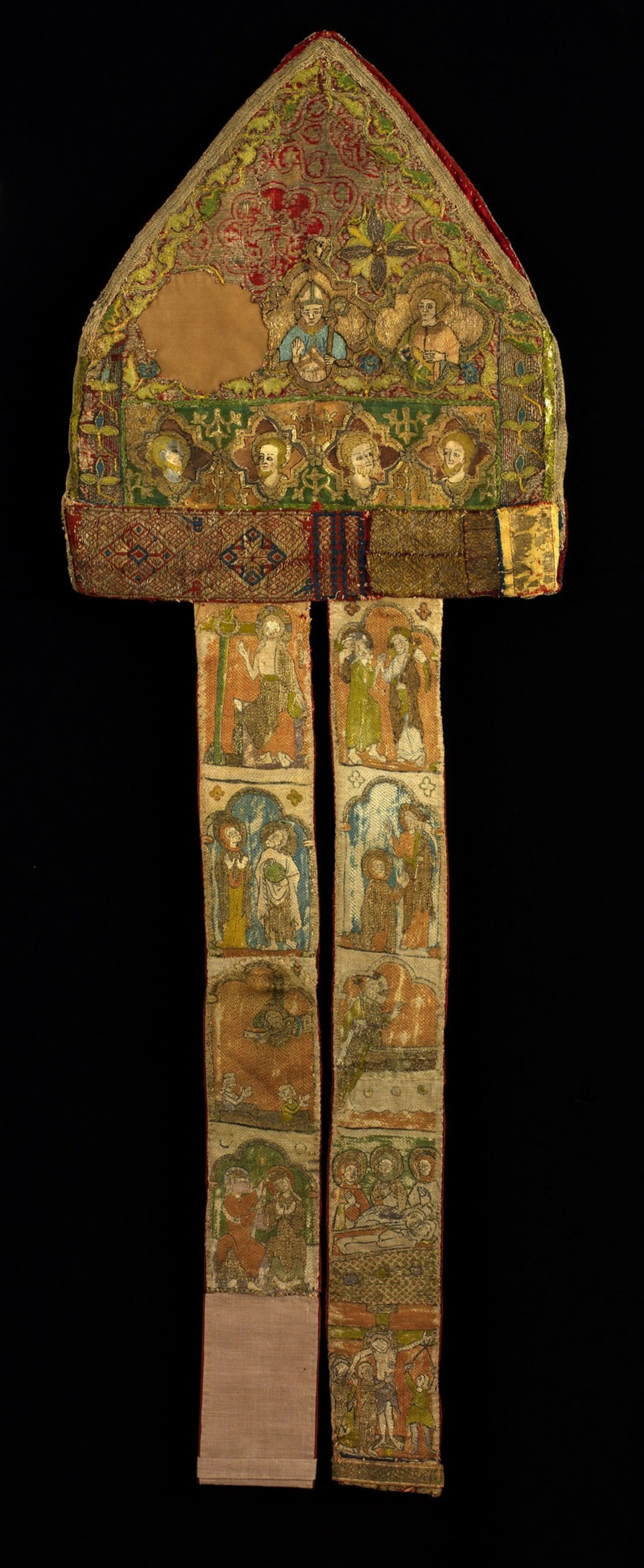 Mitre épiscopale, 1ère moitié du XIVe siècle.  MT 23917. Achat en vente publique, 1883. © © Lyon, musée des Tissus et des Arts décoratifs — Sylvain Pretto