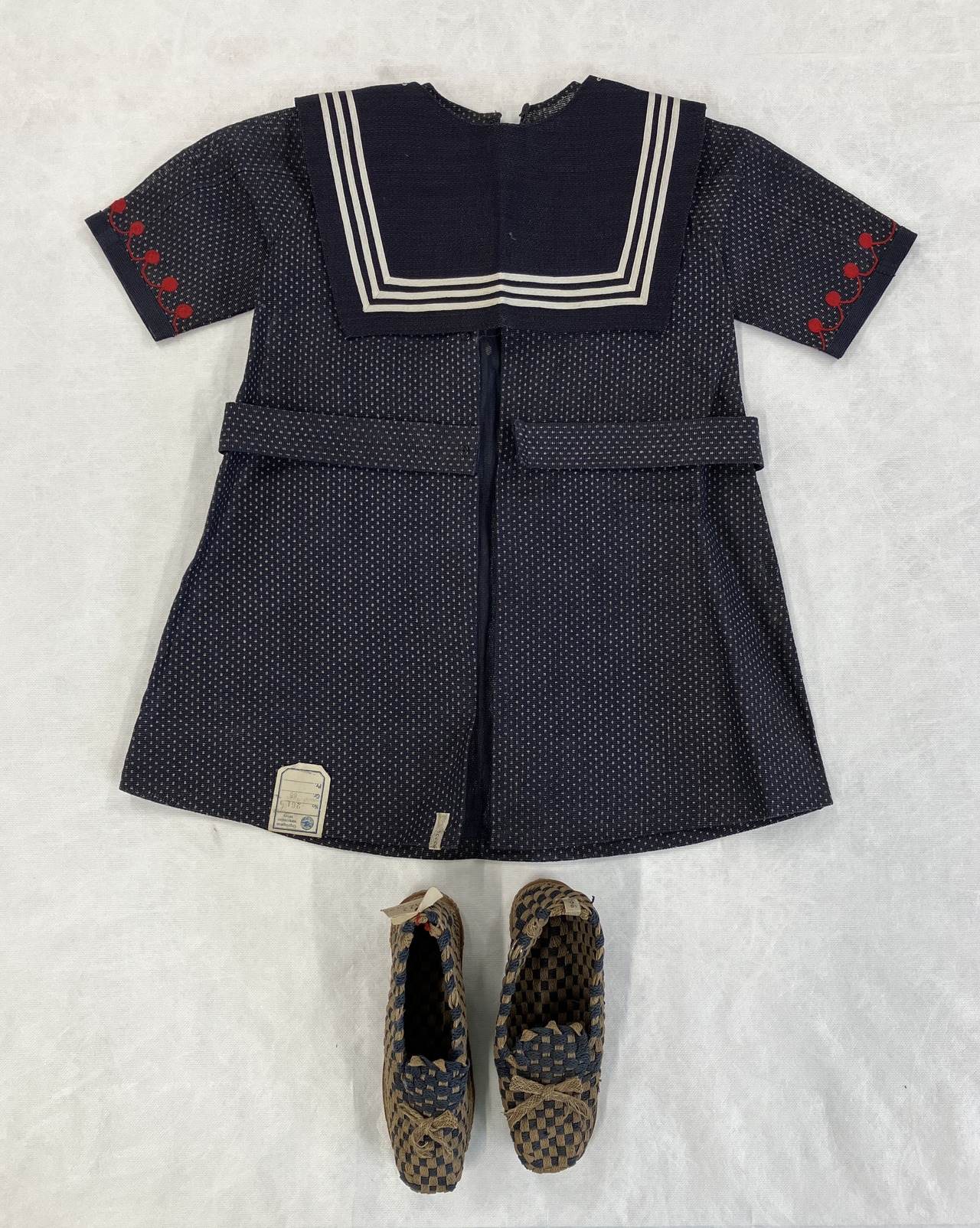 Costume enfant de marin et chaussures assorties, Allemagne, 1914-1919.  © © Lyon, musée des Tissus et des Arts décoratifs — D.R 