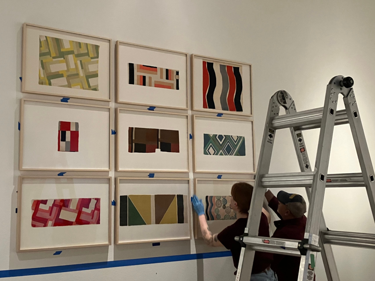 En cours d'installation. Sonia Delaunay, Tissus simultanés. © © Lyon, musée des Tissus et des Arts décoratifs — D.R.