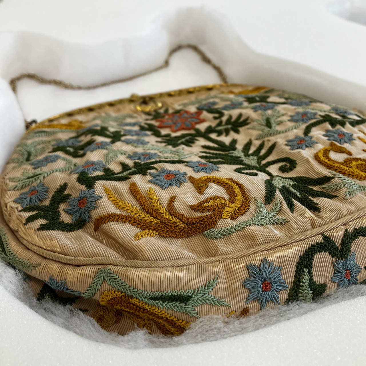 Sac à main à décor brodé, Europe, 1ère moitié du XXe siècle MT 2024.1.8. Don de Philippe et Emmanuelle Joannard, 2022. © © Lyon, musée des Tissus et Arts décoratifs – D.R. 