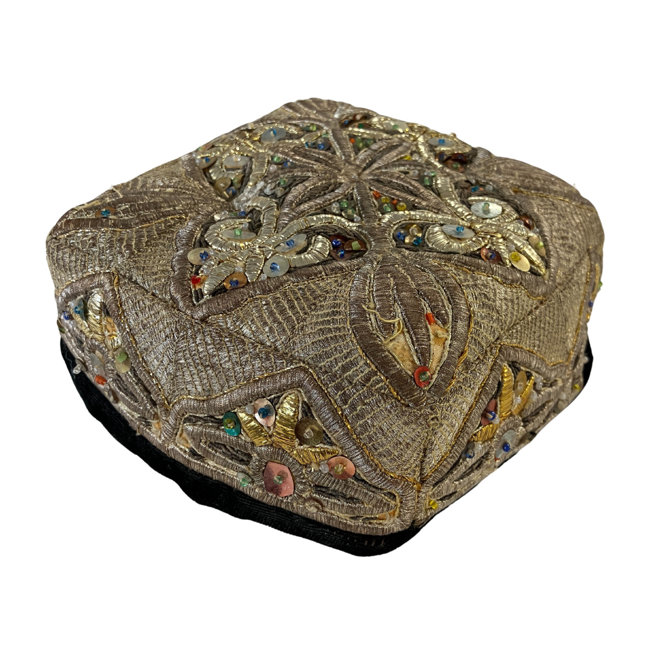 Calotte, Ouzbékistan, entre début XXe et XXIe siècle. MT 2024.6.18. Don de Denise et Michel Meynet, 2024 © © Lyon, musée des Tissus et Arts décoratifs – D.R.