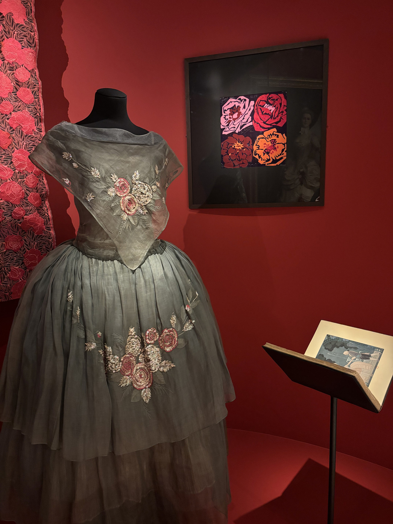 Maison Bianchini Férier (fabricant), Raoul Dufy (dessinateur), Rangées de fleurs stylisées, Lyon, 1925-1930. BF.636.1.16652.2. Achat en vente publique de la Maison, Bianchini Férier, 1991 © © Lyon, musée des Tissus et des Arts décoratifs — Sylvain Pretto