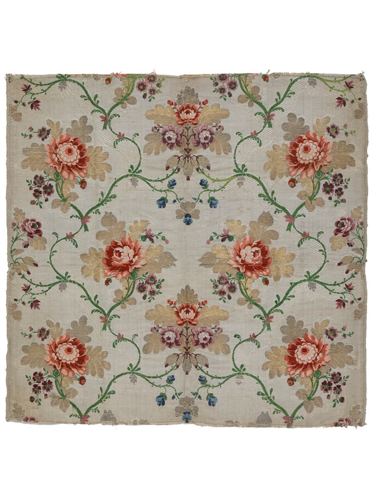 Taffetas gros grain tissé argent et or à décor de petits bouquets et grosses fleurs dans un encadrement de tiges fleuries. Contrefond de rubans, France, vers 1770 MT24749.1. Achat auprès de M. Bernard, 1889. © © Lyon, musée des Tissus et des Arts décoratifs — Sylvain Pretto