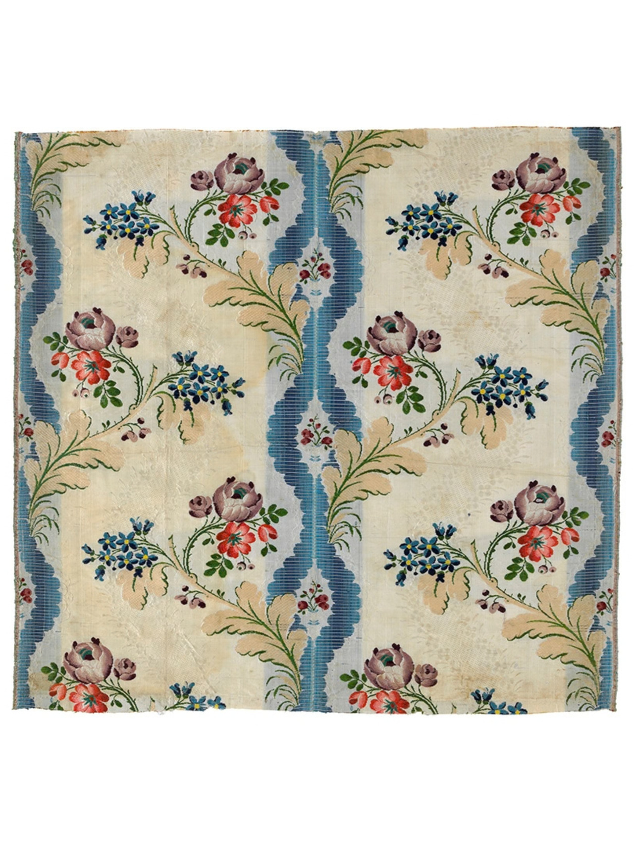 Taffetas à décor floral disposé en bandes verticales sinueuses, France, vers 1770 MT 25375. Achat auprès de Léon Brunswick, 1892 © © Lyon, musée des Tissus et des Arts décoratifs — Sylvain Pretto