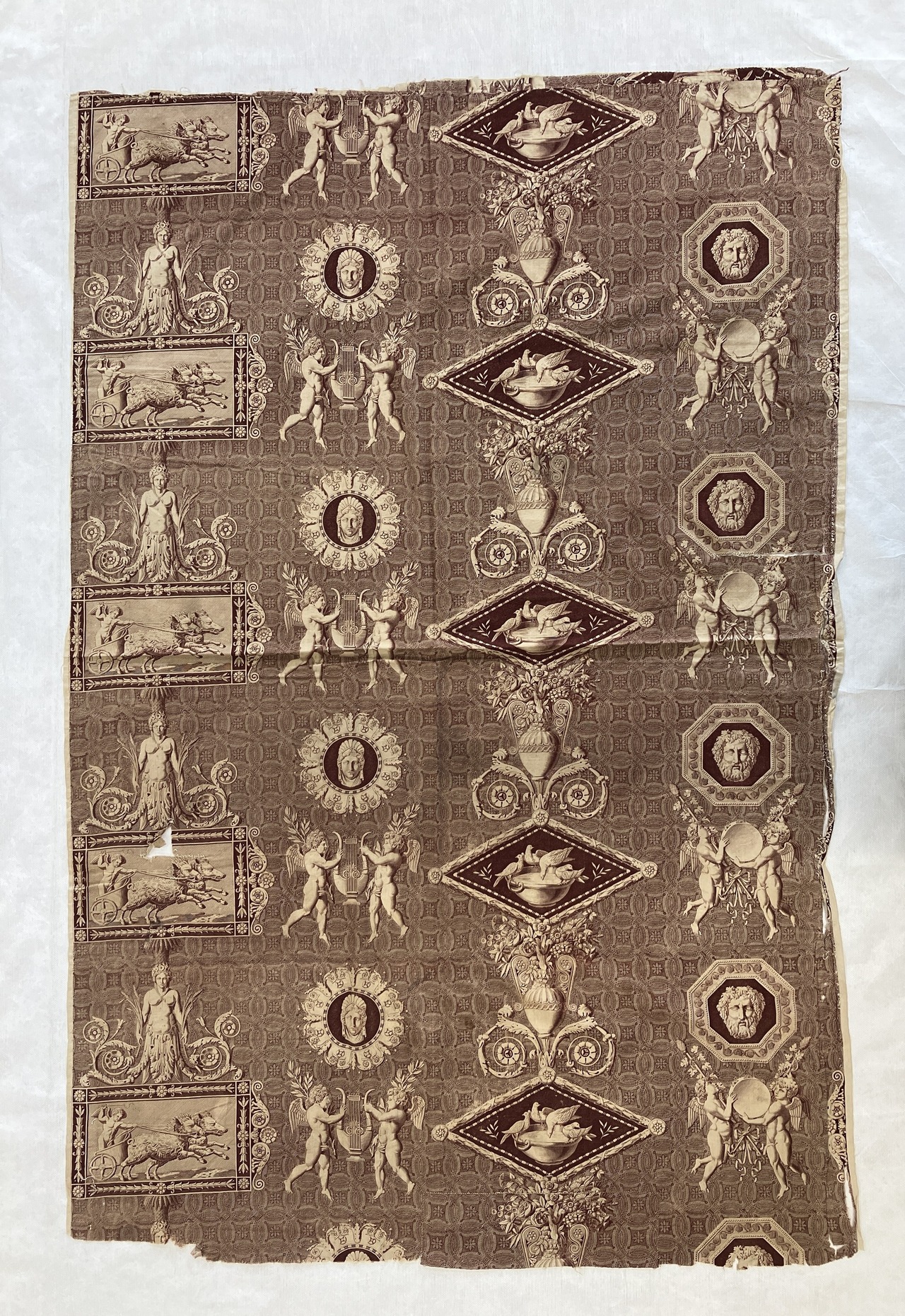 « Les colombes du Vatican », Manufacture d’Oberkampf, D’après un dessin de Louis-Hippolyte Le Bas Entre 1816 et 1818,Coton imprimé à la plaque de cuivre  © © Lyon, musée des Tissus et des Arts décoratifs — D.R.